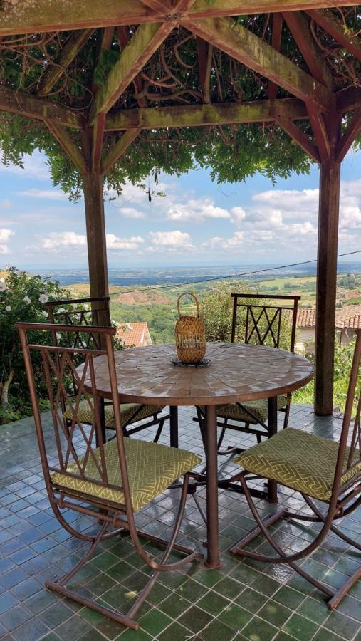 Avec Cuisine, Vue Et Piscine Privee Au Coeur Du Beaujolais *